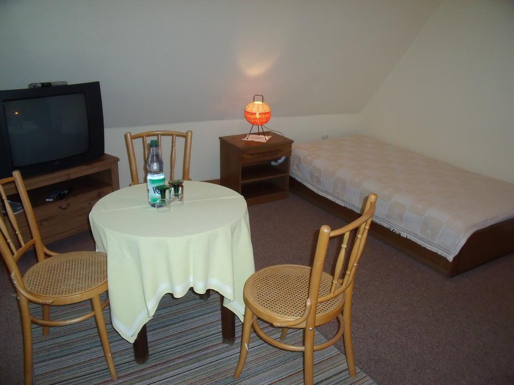 Pension Marienhof Kobern-Gondorf Zimmer foto
